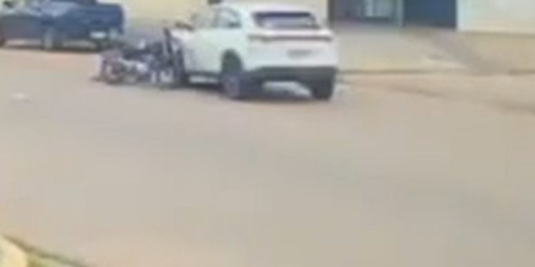 Vídeo: jovem de 17 anos tenta dar um “grau” com a moto e acerta carro no bairro Nova Esperança