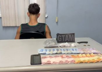 Vídeo: “mula” do tráfico recebe ligação do chefe da boca na hora da prisã0 em Manaus