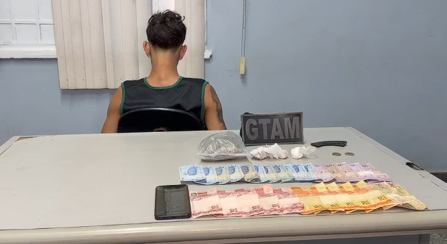 Vídeo: “mula” do tráfico recebe ligação do chefe da boca na hora da prisã0 em Manaus