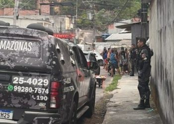 Urgente: pai faz filho refém dentro de casa em Manaus