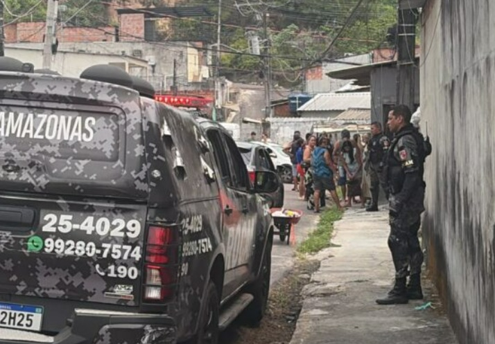 Urgente: pai faz filho refém dentro de casa em Manaus