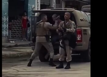 Vídeo: PM dá tapã0 em suspeito enquanto ele tenta escapar do camburão