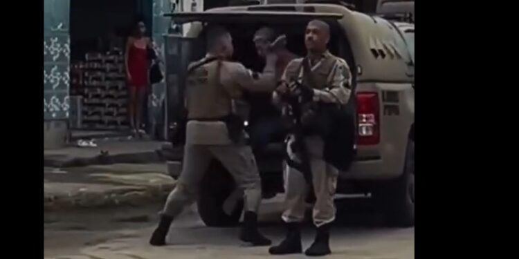 Vídeo: PM dá tapã0 em suspeito enquanto ele tenta escapar do camburão