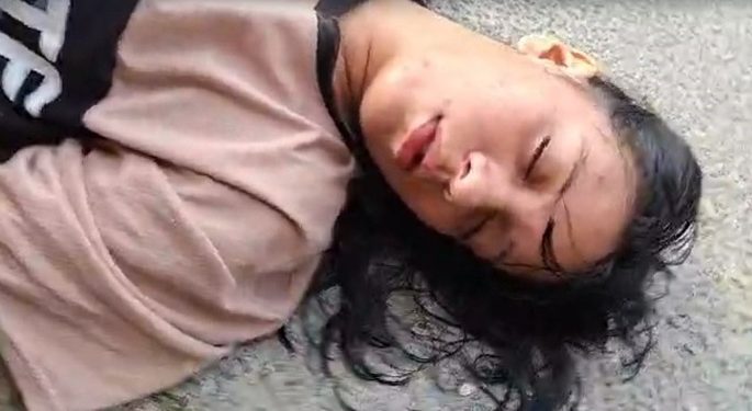 Vídeo: moradores do Jorge Teixeira pedem ajuda para encontrar família de jovem desacordada no chão