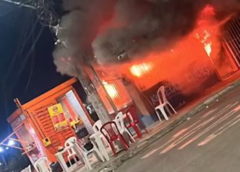 Incêndio destrói restaurante no Centro de Itacoatiara e proprietária perde tudo