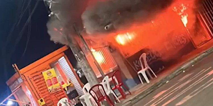 Incêndio destrói restaurante no Centro de Itacoatiara e proprietária perde tudo