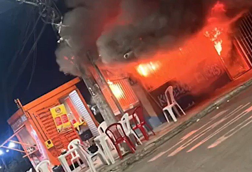 Incêndio destrói restaurante no Centro de Itacoatiara e proprietária perde tudo