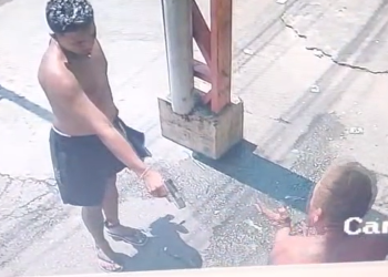 Vídeo mostra homem disparand0 t1r0s em vít1ma em rua no bairro Jorge Teixeira; veja