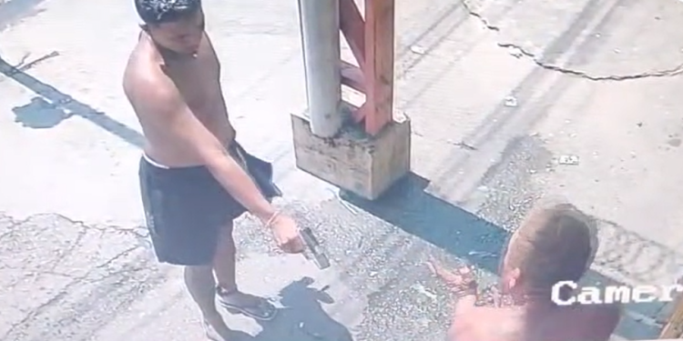 Vídeo mostra homem disparand0 t1r0s em vít1ma em rua no bairro Jorge Teixeira; veja