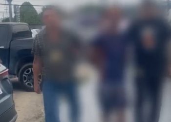 Vídeo: polícia salva suspeit0 de homicídi0 de ser m0rto por facçã0 em Manaus 