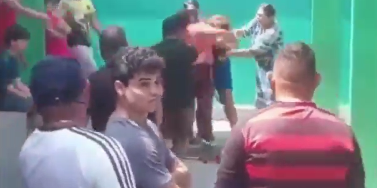 Vídeo: Br1ga por candidatos? Mulheres são flagradas se agr3dind0 durante votação em Manaus