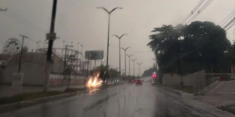 Chuva chega a Manaus após dias de fumaça e preocupação com a qualidade do ar