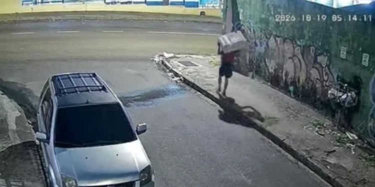 Homem pula muro de SPA em Manaus e furta condensadora de ar-condicionado
