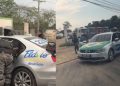 Carro adesivado com imagens de Flávio Bolsonaro e Alfredo Gaspar é abordado pela Rocam em Manaus