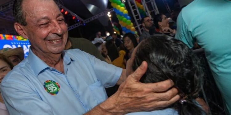 Nova pesquisa aponta que Omar Aziz chega à véspera do segundo turno com 60,6% dos votos válidos