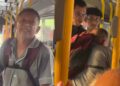 Homem ‘paga de doido’, começa a xingar passageiros dentro de ônibus e leva ‘puxão’ de PM em Manaus