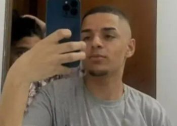 Jovem de 20 anos é m0rt0 com 27 tiros após policiais confundirem celular com arma