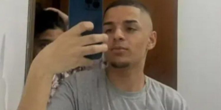 Jovem de 20 anos é m0rt0 com 27 tiros após policiais confundirem celular com arma
