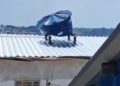 Calor de 37°C faz caixa d’água “derreter” e vazar no telhado de casa em Manaus