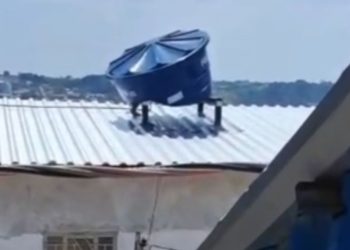 Calor de 37°C faz caixa d’água “derreter” e vazar no telhado de casa em Manaus