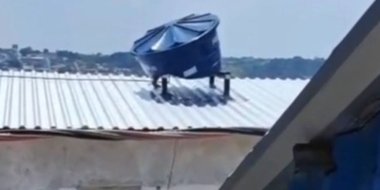 Calor de 37°C faz caixa d’água “derreter” e vazar no telhado de casa em Manaus