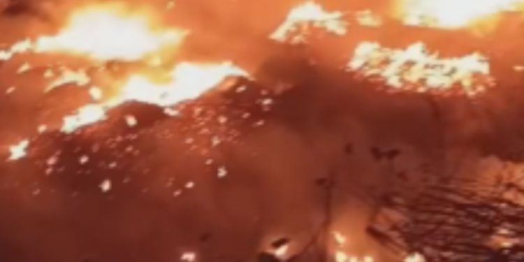 Incêndio dura horas no Distrito Industrial e bombeiros encontram 4 galões de diesel no local