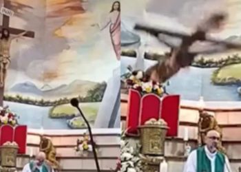 Vídeo: Padre m0rr3 após cruz com imagem de Jesus cair sobre ele durante missa no Equador