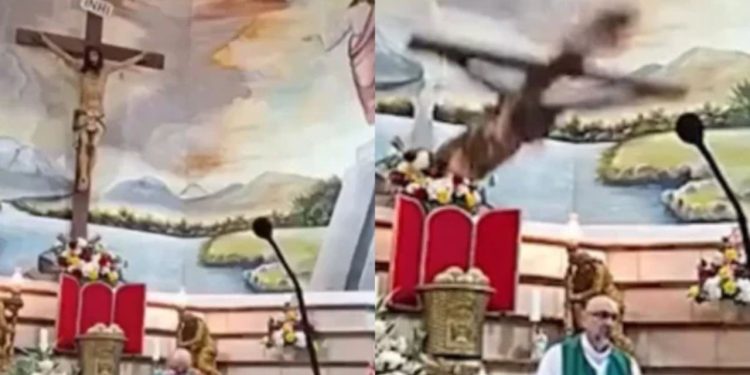 Vídeo: Padre m0rr3 após cruz com imagem de Jesus cair sobre ele durante missa no Equador