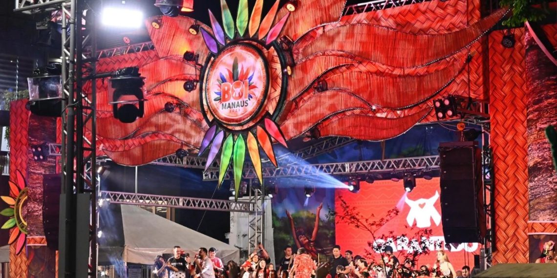 Fumaça força adiamento do Boi Manaus, que sai do sambódromo e vai para a zona Norte