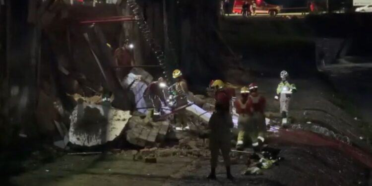 Vídeo: Muro desaba durante temporal em Manaus e mulher dada como soterrada é encontrada