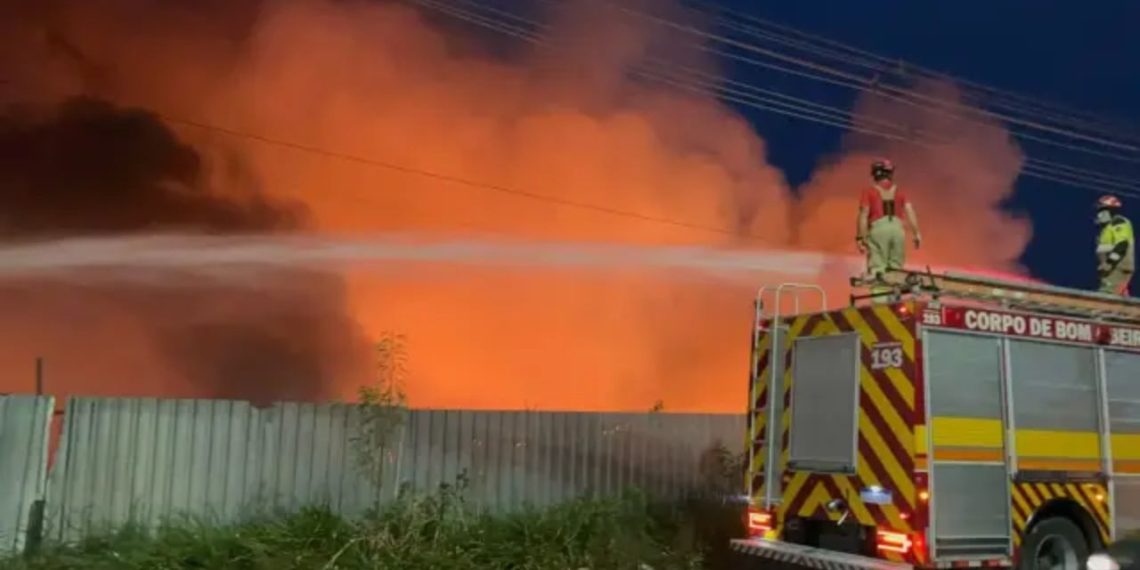Após incêndio de grandes proporções, empresa é multada em R$ 5,5 milhões no Distrito