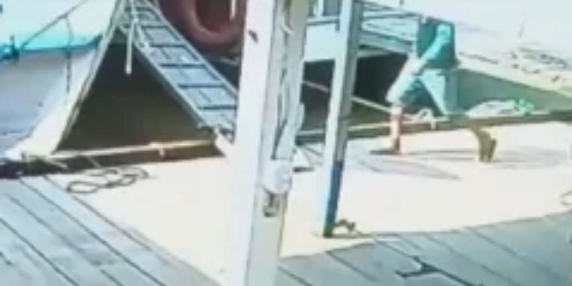 Câmera registra momento em que homem cai no rio ao tentar subir em embarcação em Parintins