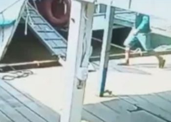 Câmera registra momento em que homem cai no rio ao tentar subir em embarcação em Parintins
