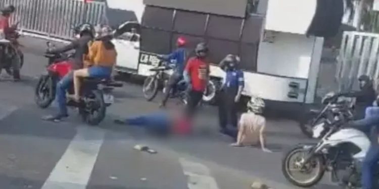 Ac1dente de moto deixa duas pessoas f3ridas na Avenida Rodrigo Otávio