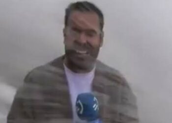 Veja: Onda gigante invade reportagem ao vivo e derruba jornalista durante tempestade