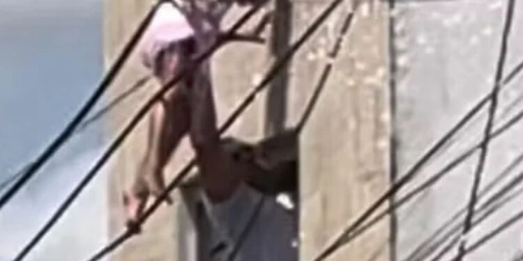 Vídeo: Menina de 4 anos cai de janela e fica pendurada em fiação elétrica