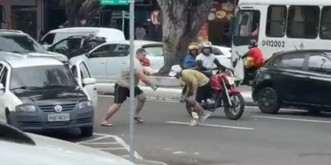 Treta no trânsito: motorista pega pedra e acerta cabeça de rival no Centro de Manaus; video