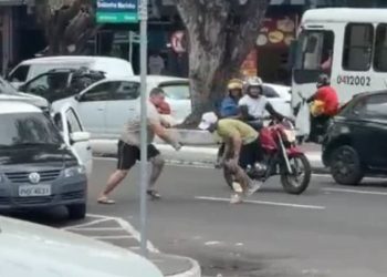 Treta no trânsito: motorista pega pedra e acerta cabeça de rival no Centro de Manaus; video