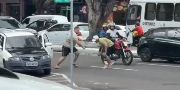 Treta no trânsito: motorista pega pedra e acerta cabeça de rival no Centro de Manaus; video