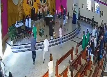 'A condenação está próximo': homem invade missa e agr1de bispo diante dos fiéis; vídeo