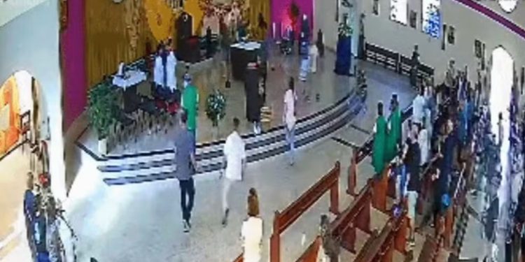'A condenação está próximo': homem invade missa e agr1de bispo diante dos fiéis; vídeo