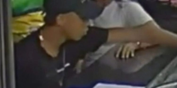 Vídeo: Homem entra com faca em pastelaria e assalta funcionárias na BR-174, em Manaus