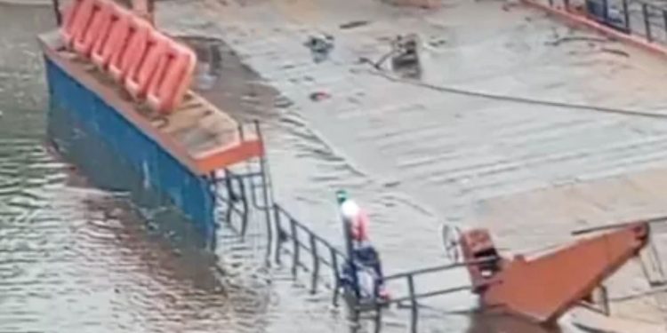 Vídeo: Balsa que faz travessia de veículos na BR-319 afunda parcialmente e interrompe passagem