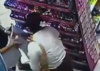 Vídeo: Dupla é flagrada escondendo mercadorias debaixo da roupa dentro de loja no Centro de Manaus