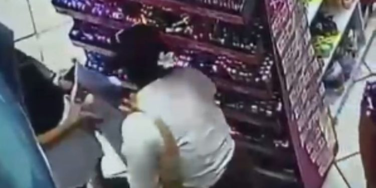 Vídeo: Dupla é flagrada escondendo mercadorias debaixo da roupa dentro de loja no Centro de Manaus